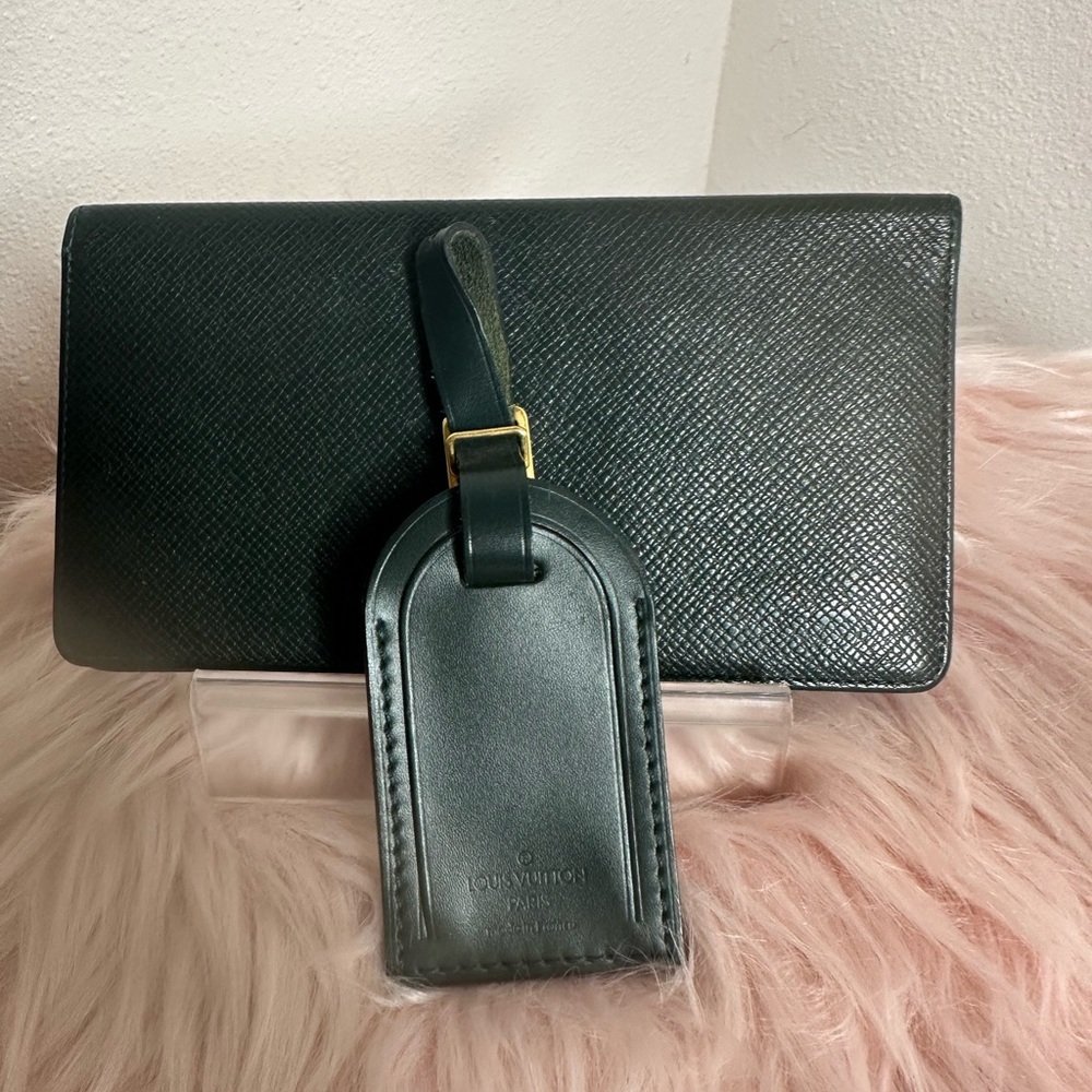Louis Vuitton 💯% authentic.long wallet taiga leather and Clutch w/ luggage tag - Picture 2 of 8